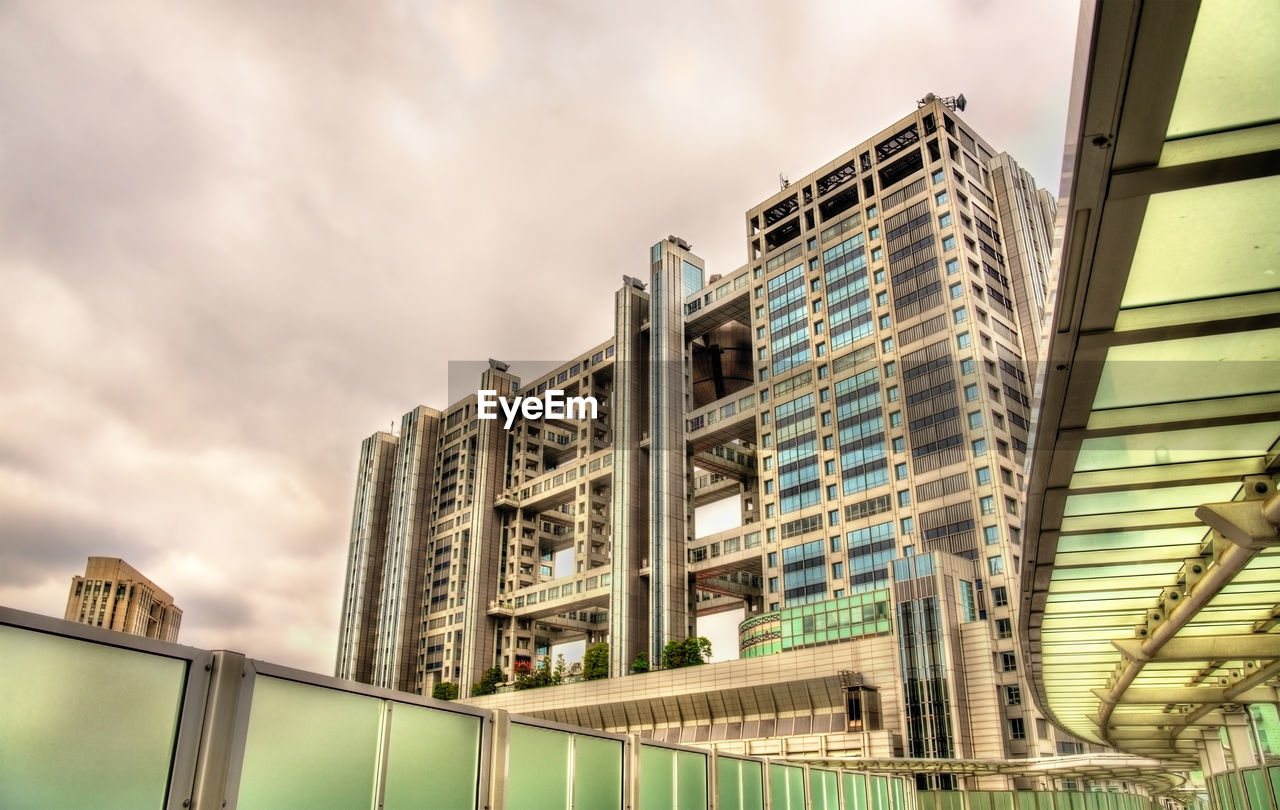 LOW ANGLE VIEW OF BUILDINGS AGAINST SKY