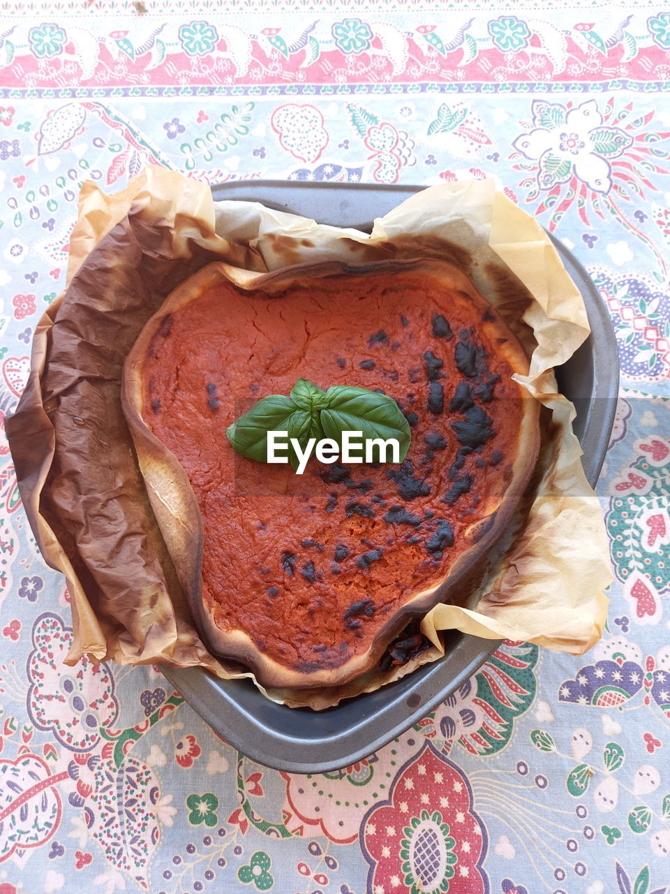 HIGH ANGLE VIEW OF BREAD IN PLATE