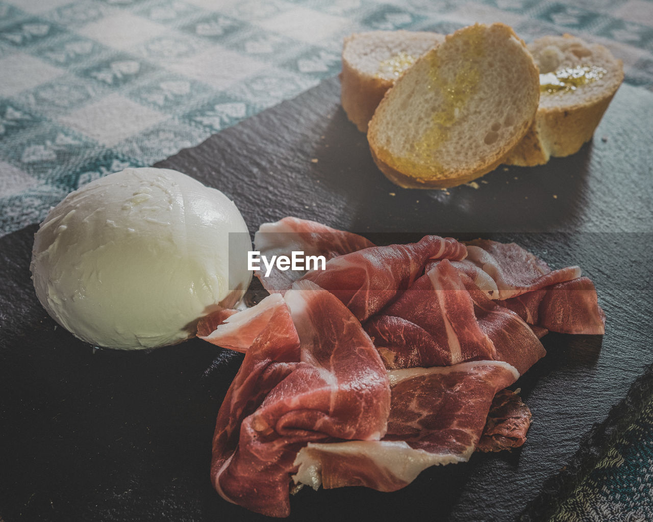 HIGH ANGLE VIEW OF SAUSAGES ON TABLE