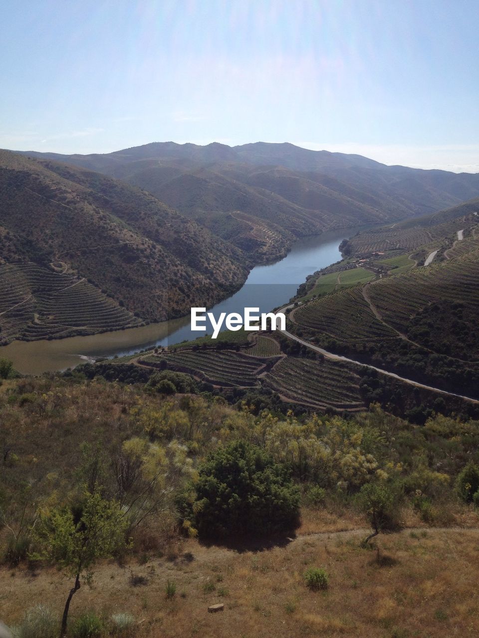 HIGH ANGLE VIEW OF LAND AND MOUNTAINS AGAINST SKY