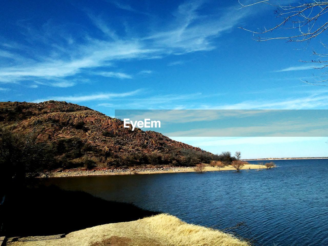 SCENIC VIEW OF SEA AND MOUNTAINS AGAINST SKY