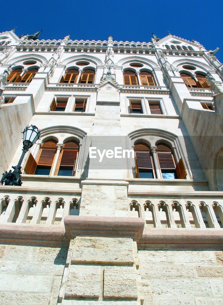 LOW ANGLE VIEW OF BUILDINGS AGAINST CLEAR SKY