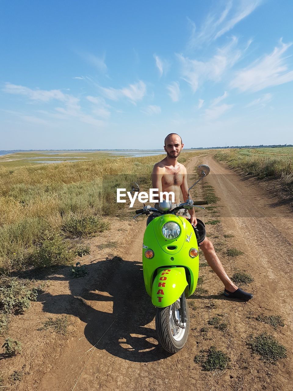 Balade à scooter. wandering around with a scooter in the middle of the nature. south of ukraine