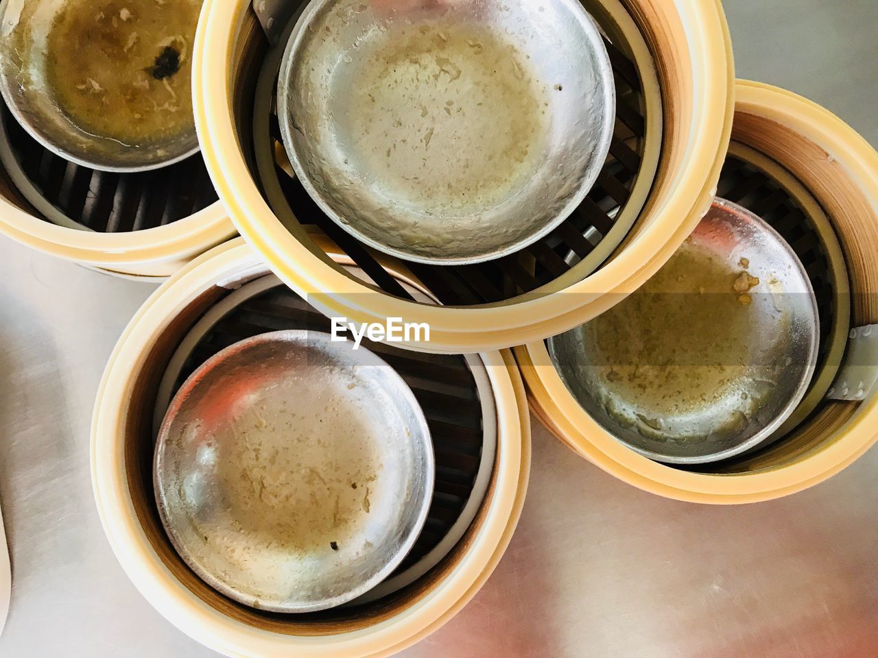 HIGH ANGLE VIEW OF COFFEE IN CUP ON TABLE