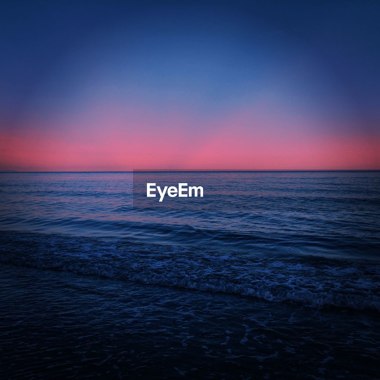 SCENIC VIEW OF SEA AGAINST SKY AT SUNSET
