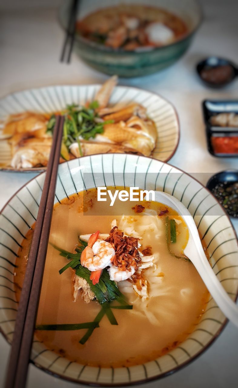 HIGH ANGLE VIEW OF FOOD ON TABLE