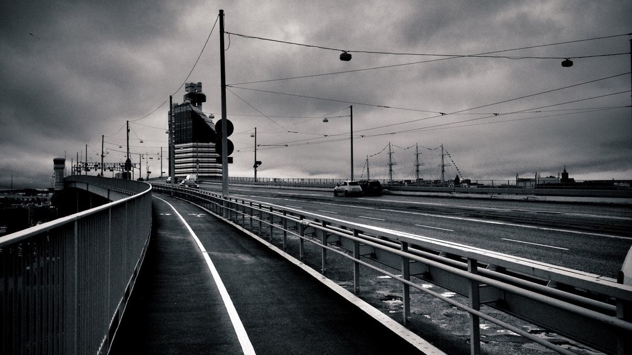 Footpath on elevated road