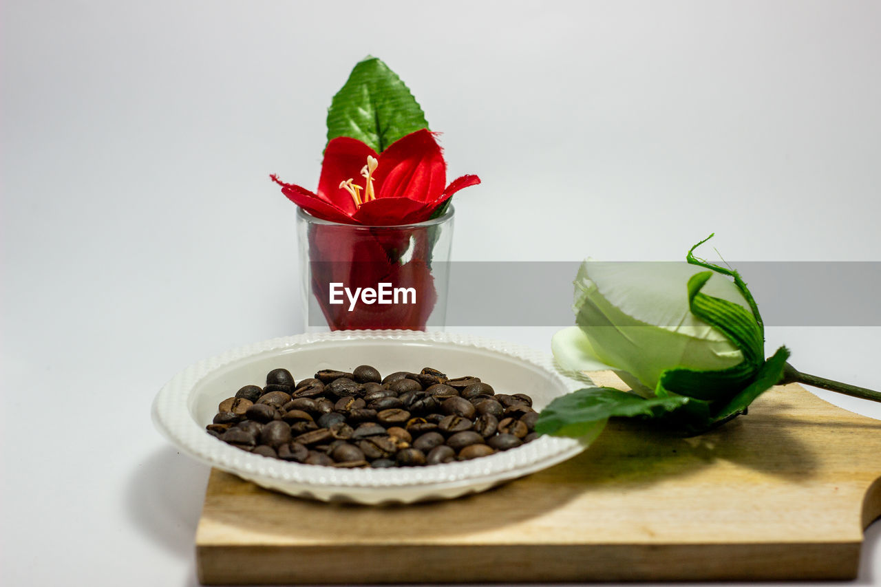 CLOSE-UP OF FRESH RED CHILI PEPPER ON TABLE