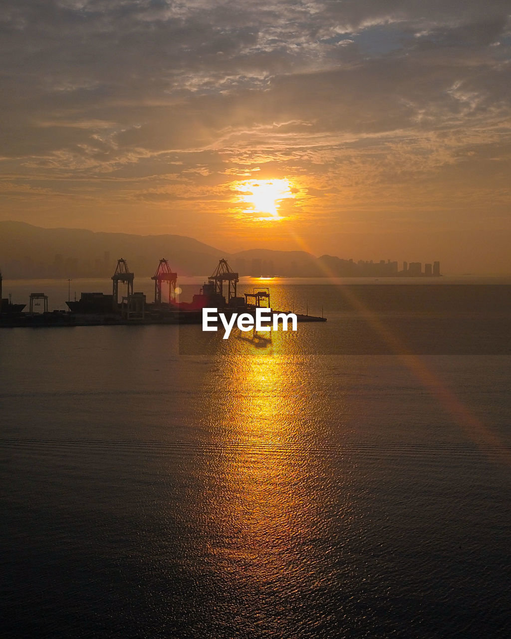 SCENIC VIEW OF SEA AGAINST SKY AT SUNSET