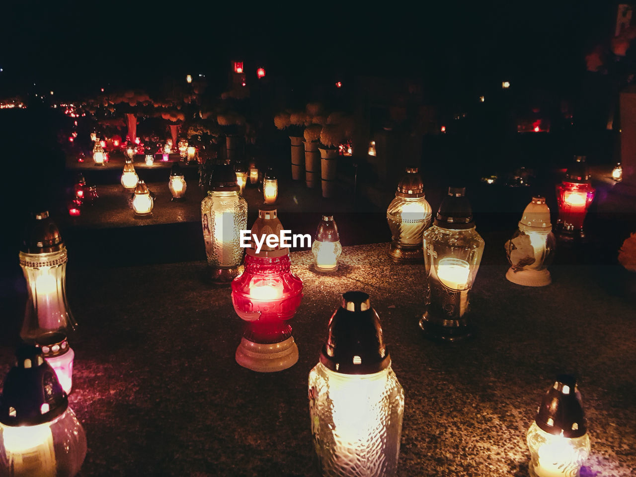 ILLUMINATED LANTERNS ON TABLE