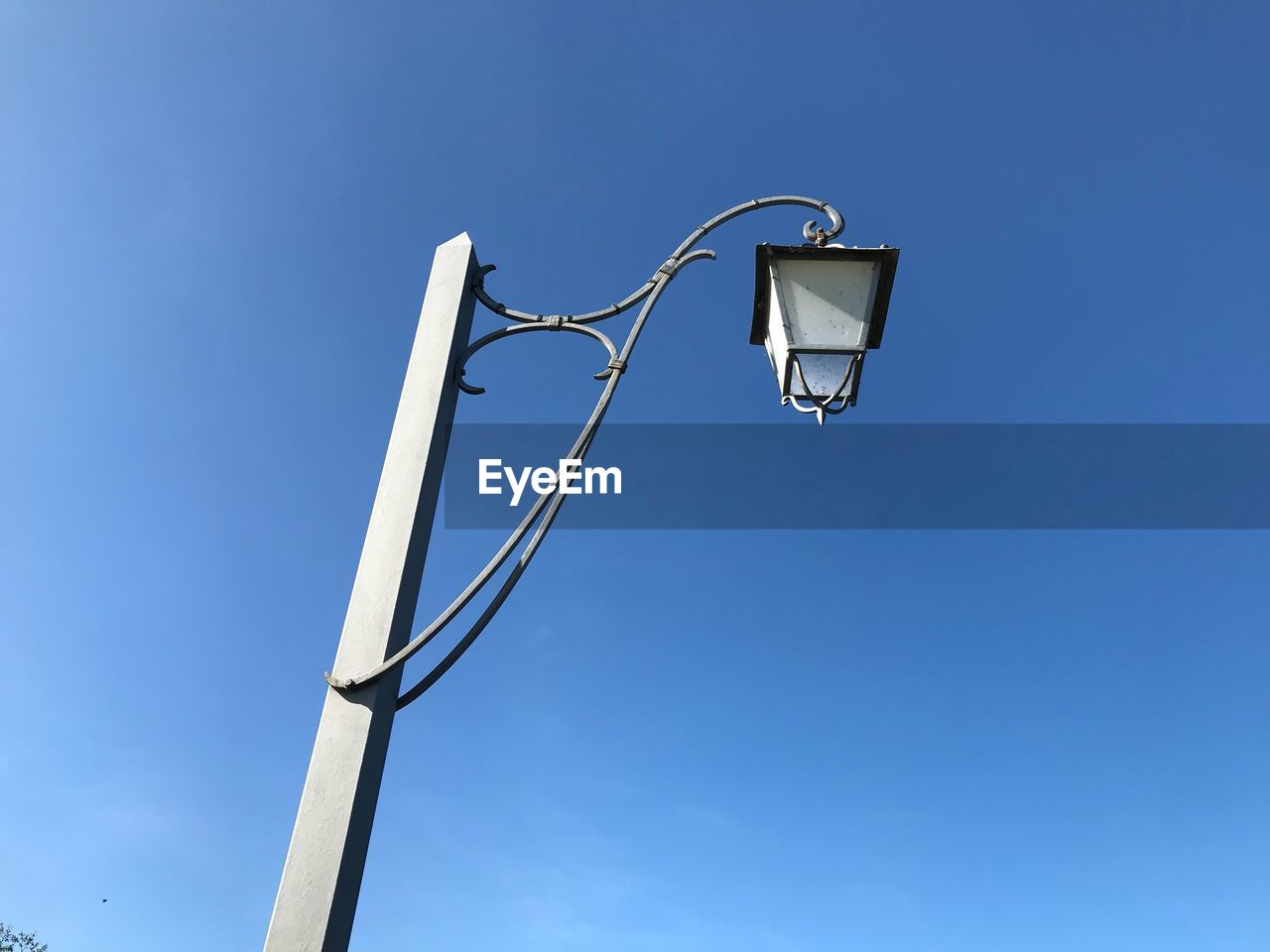 LOW ANGLE VIEW OF STREET LIGHT AGAINST CLEAR SKY