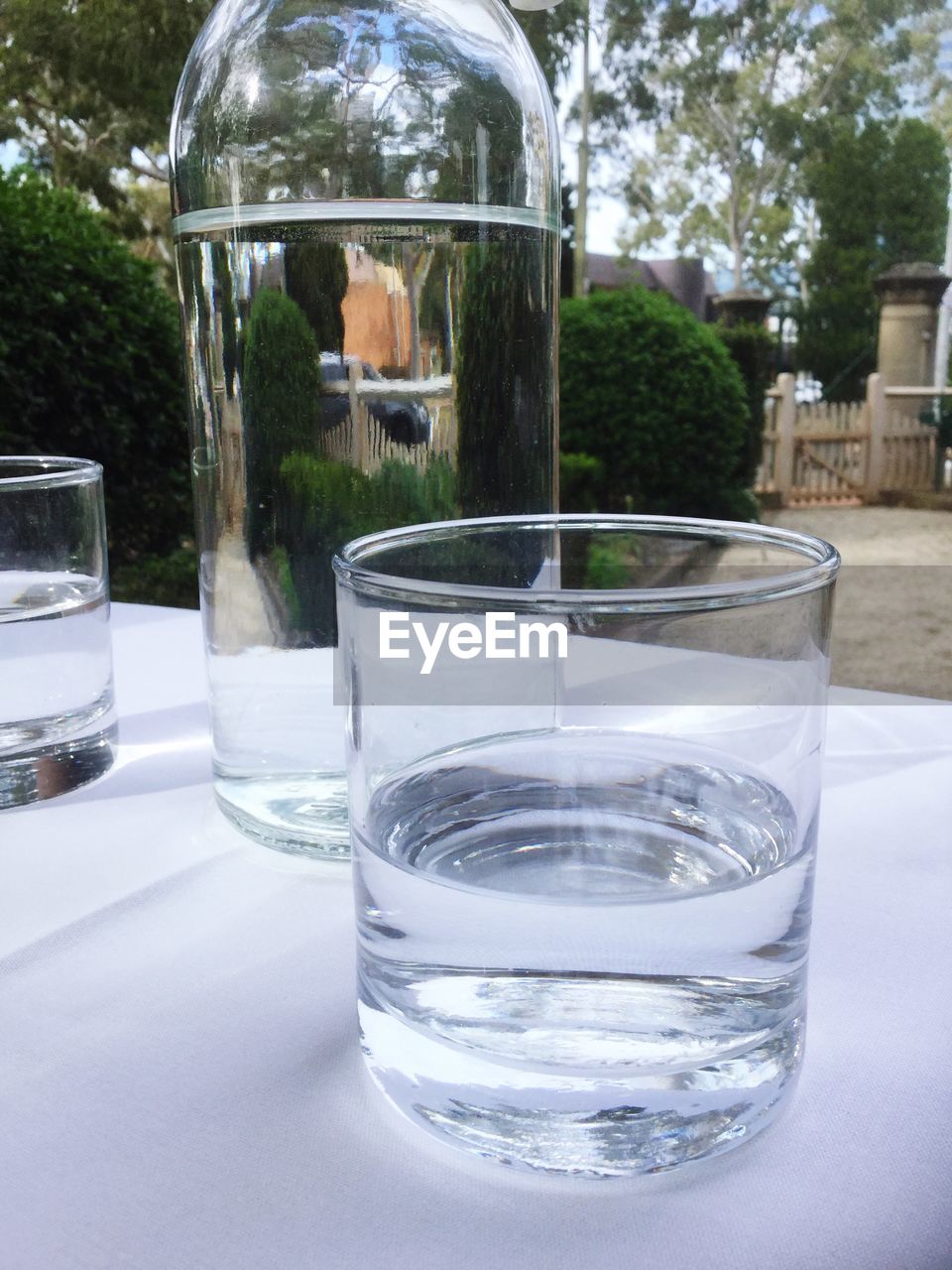 CLOSE-UP OF GLASS OF WATER