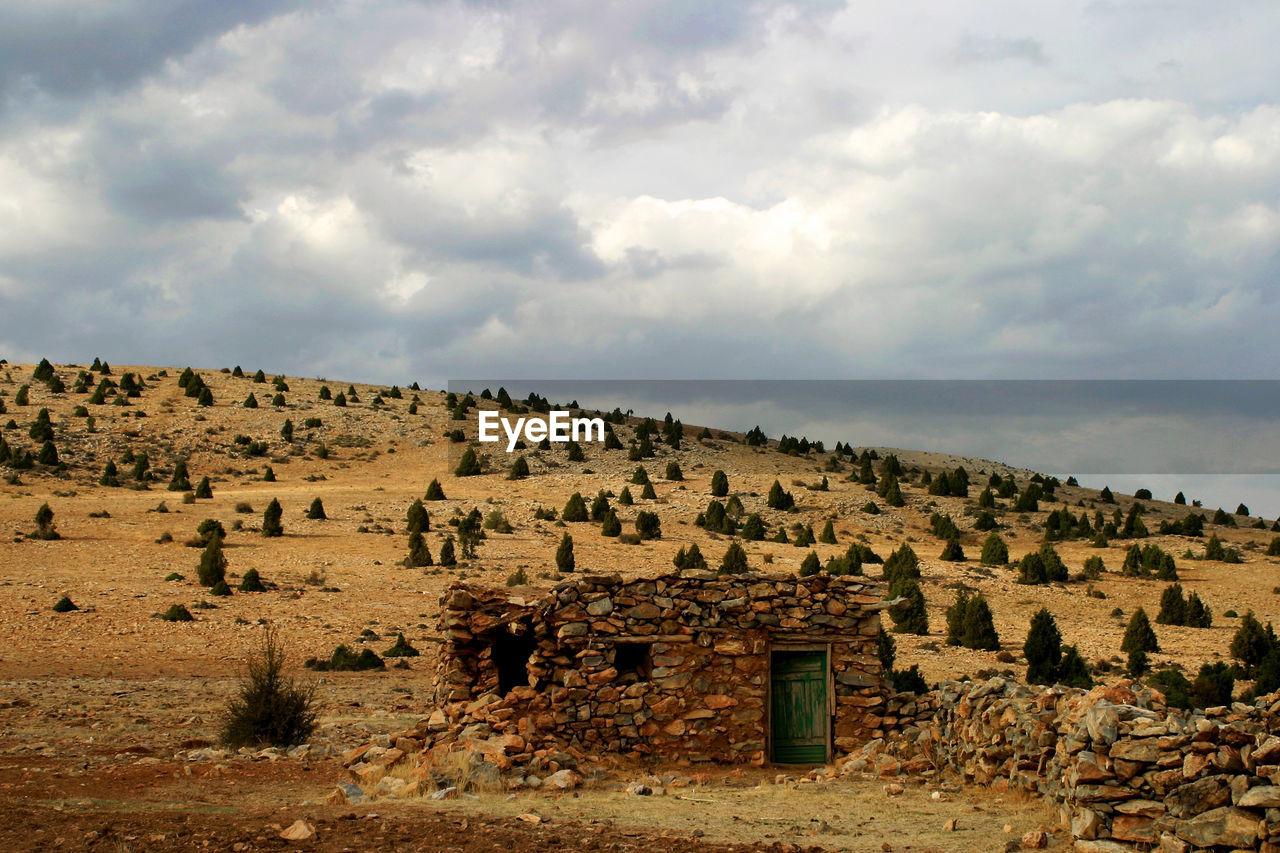 SCENIC VIEW OF HISTORICAL BUILDING AGAINST SKY