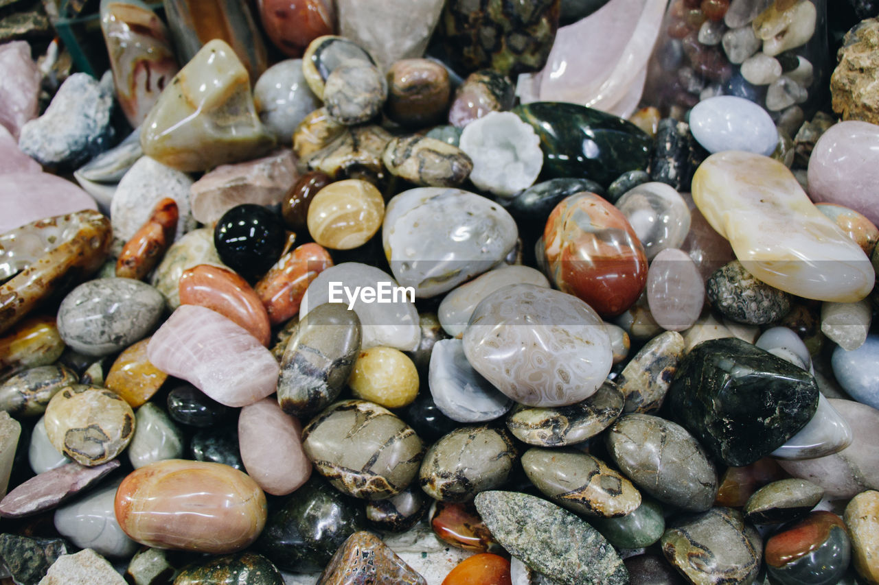 HIGH ANGLE VIEW OF PEBBLES