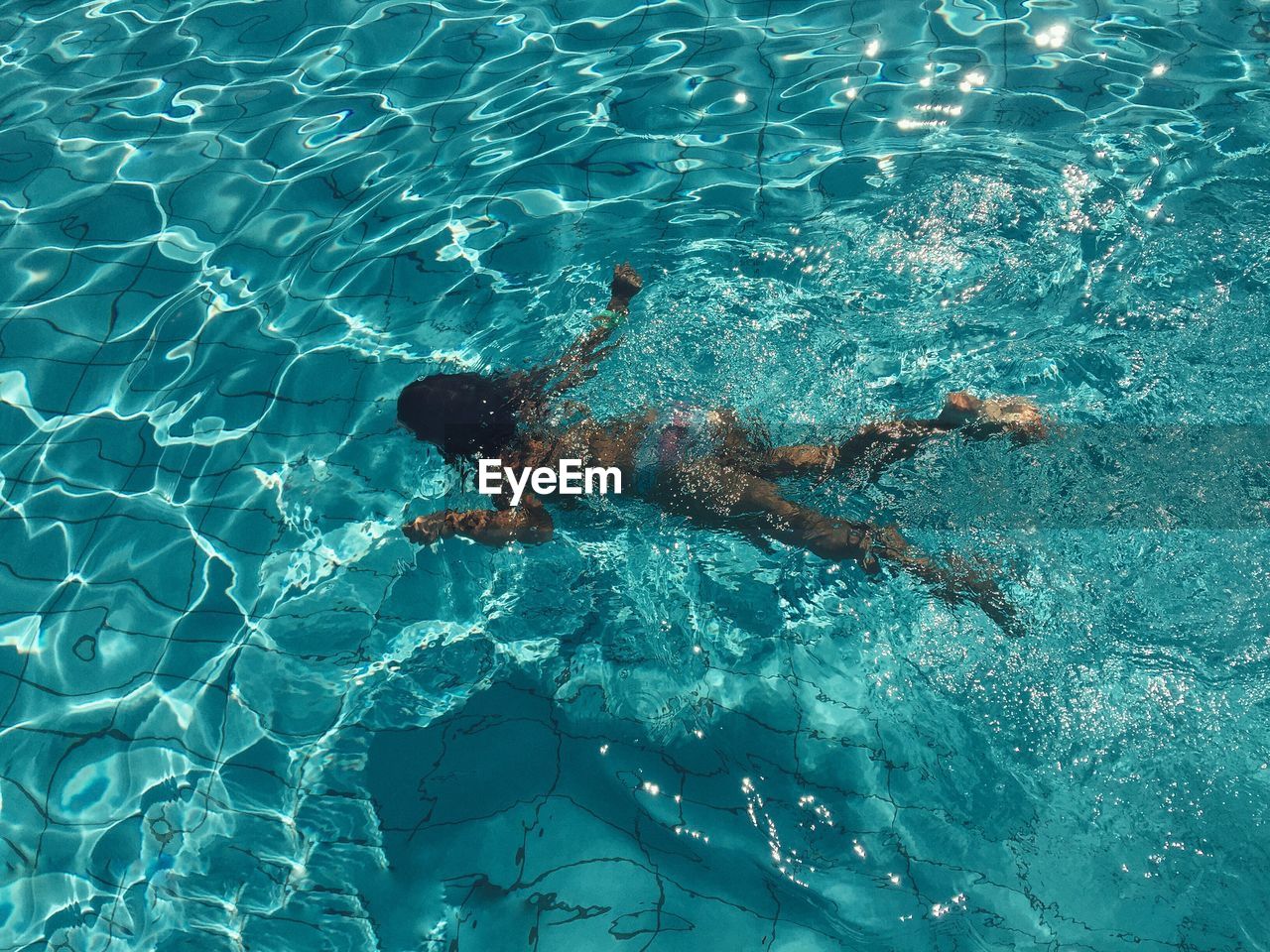 HIGH ANGLE VIEW OF SWIMMING UNDERWATER