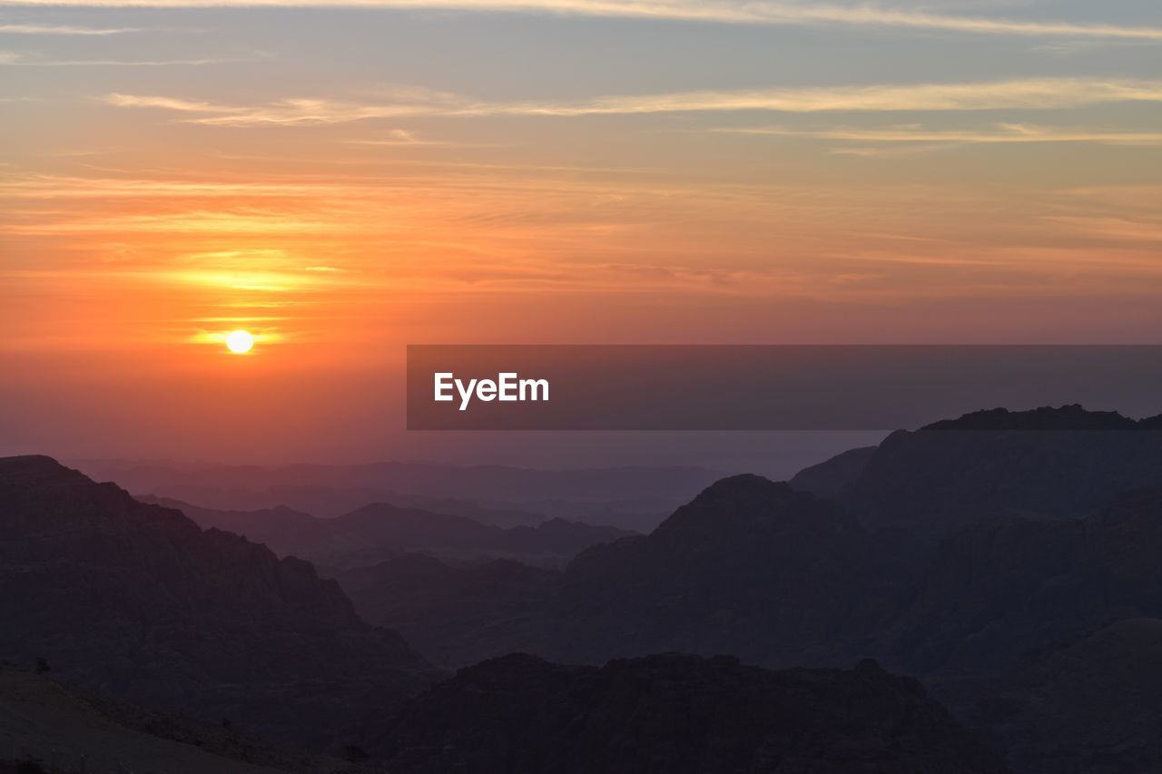 SCENIC VIEW OF SILHOUETTE MOUNTAINS AGAINST SKY DURING SUNSET