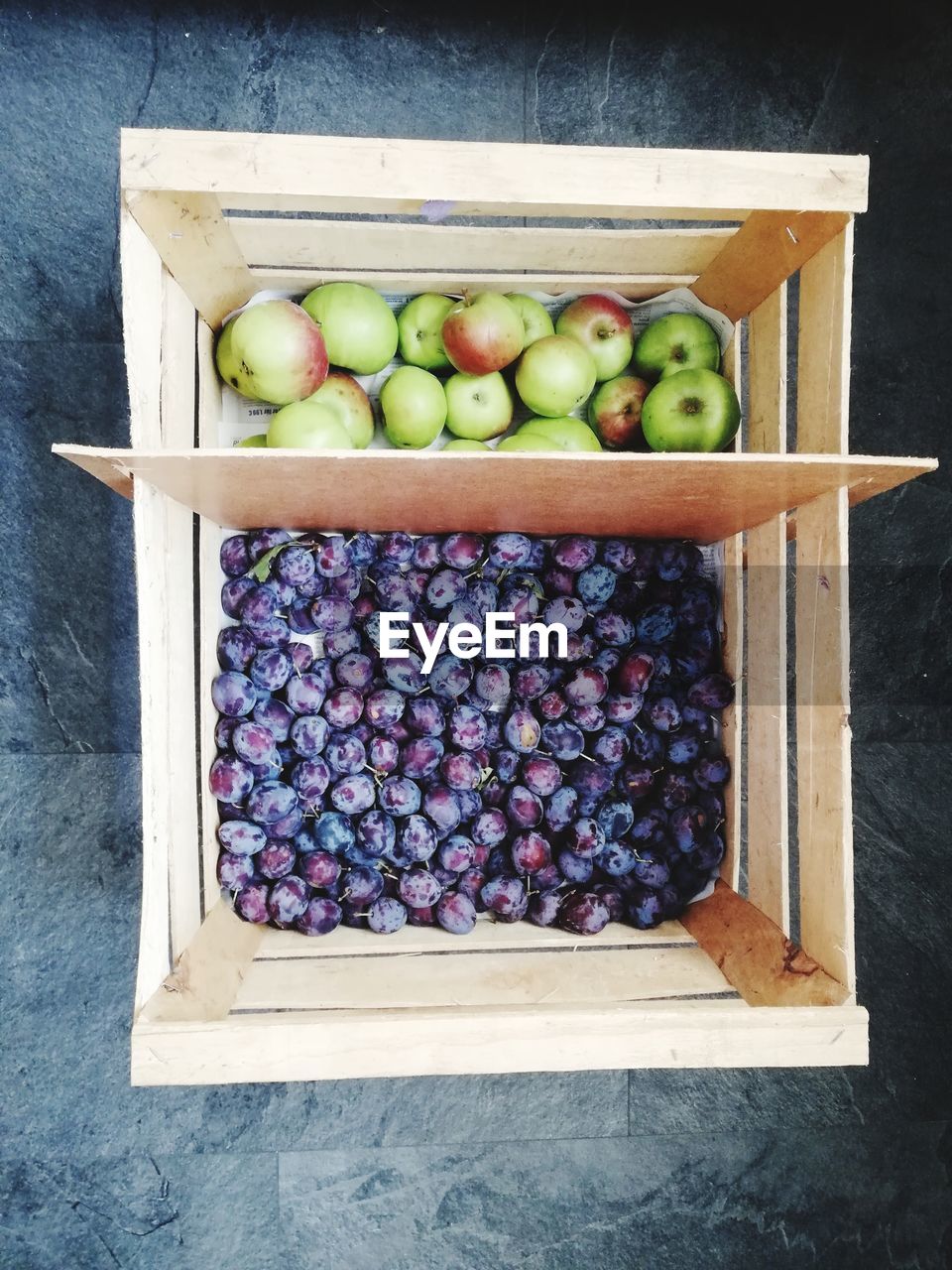 HIGH ANGLE VIEW OF GRAPES IN CONTAINER ON TABLE