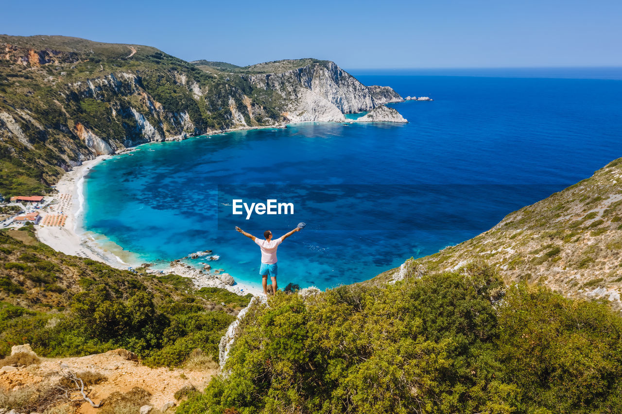 SCENIC VIEW OF SEA AND MOUNTAINS AGAINST SKY