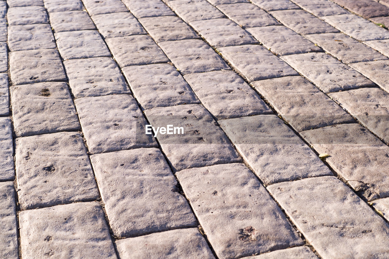 FULL FRAME SHOT OF PAVING STONE TILED FLOOR