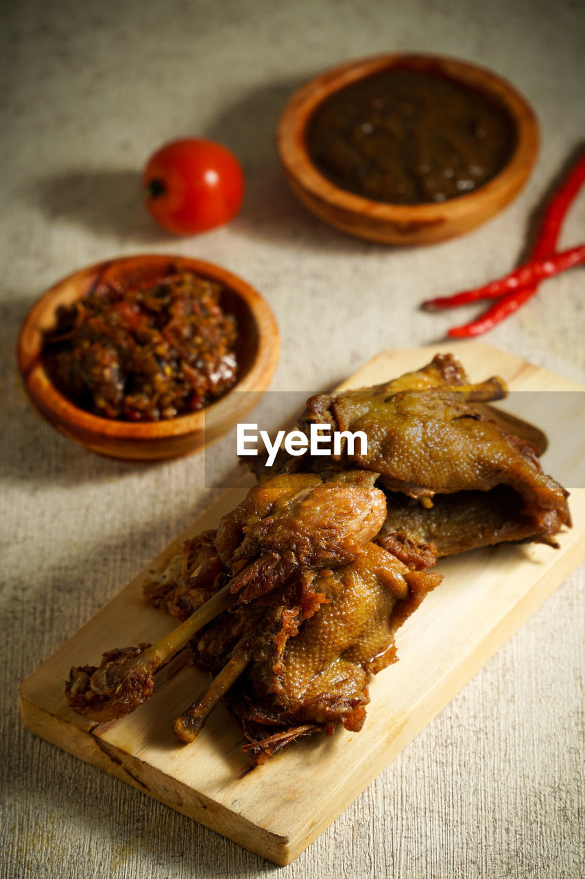 HIGH ANGLE VIEW OF BREAKFAST ON TABLE