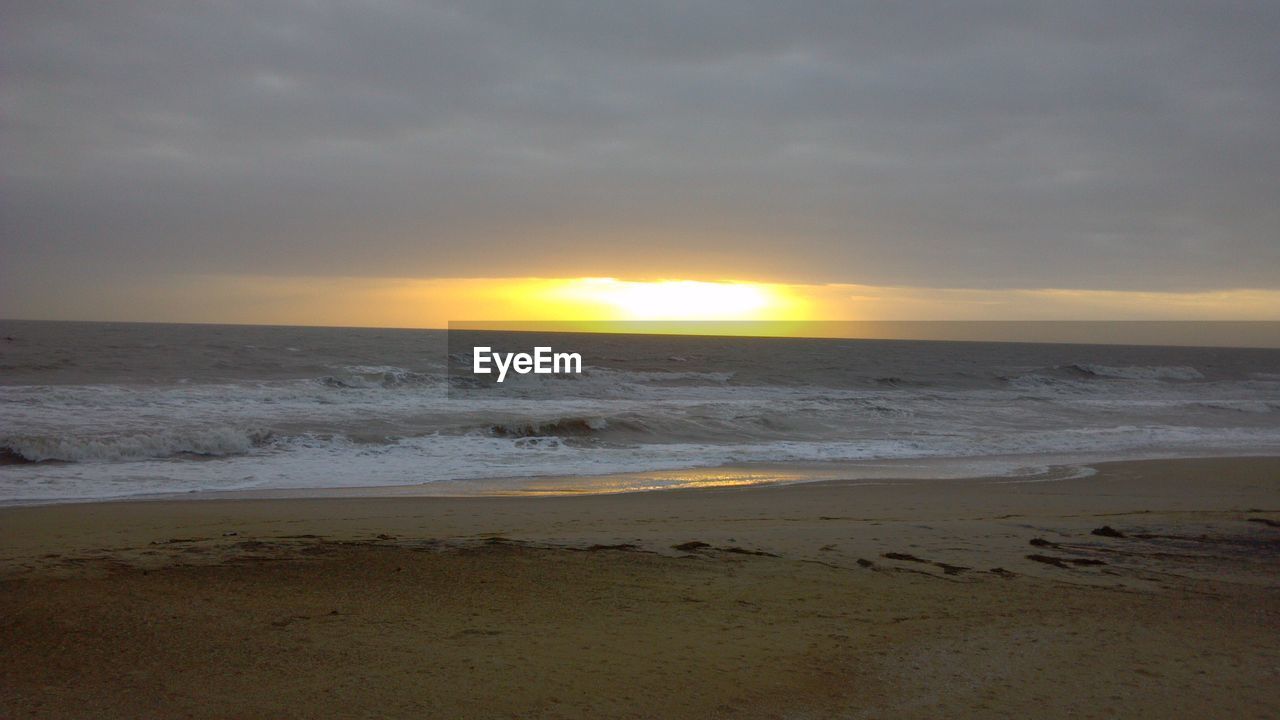 SCENIC VIEW OF SEA AGAINST SKY AT SUNSET