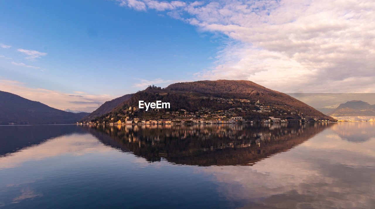 LAKE BY MOUNTAINS AGAINST SKY