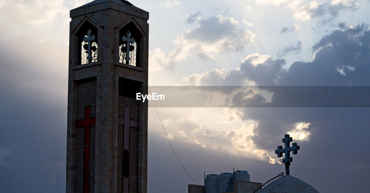 LOW ANGLE VIEW OF BUILDINGS AGAINST SKY IN CITY