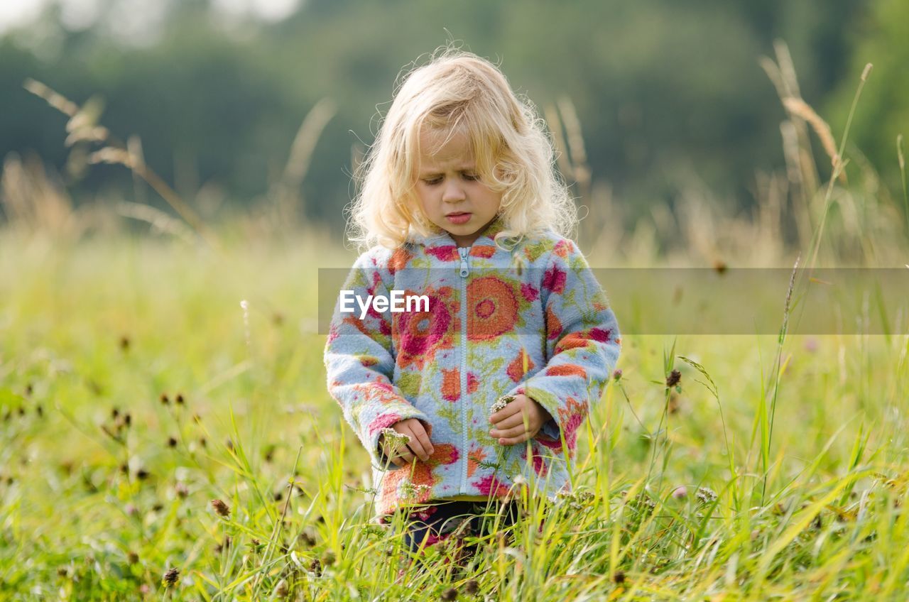 PORTRAIT OF CUTE GIRL IN FIELD