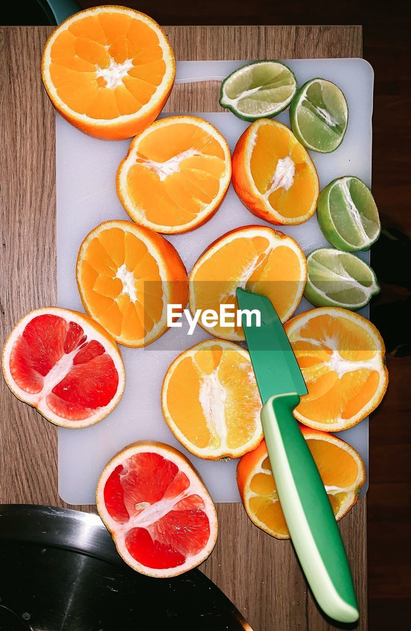 HIGH ANGLE VIEW OF ORANGES ON TABLE