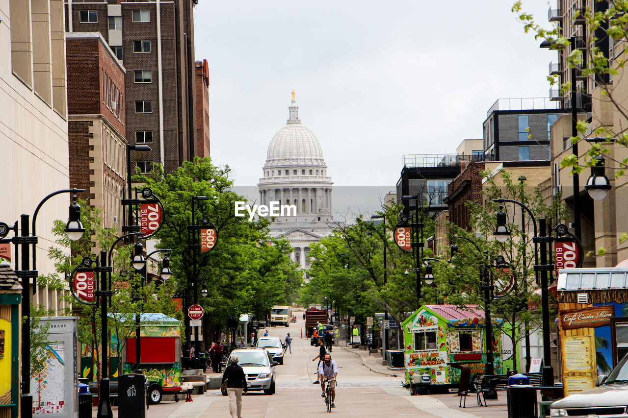Street leading to wisconsin state capitol in city