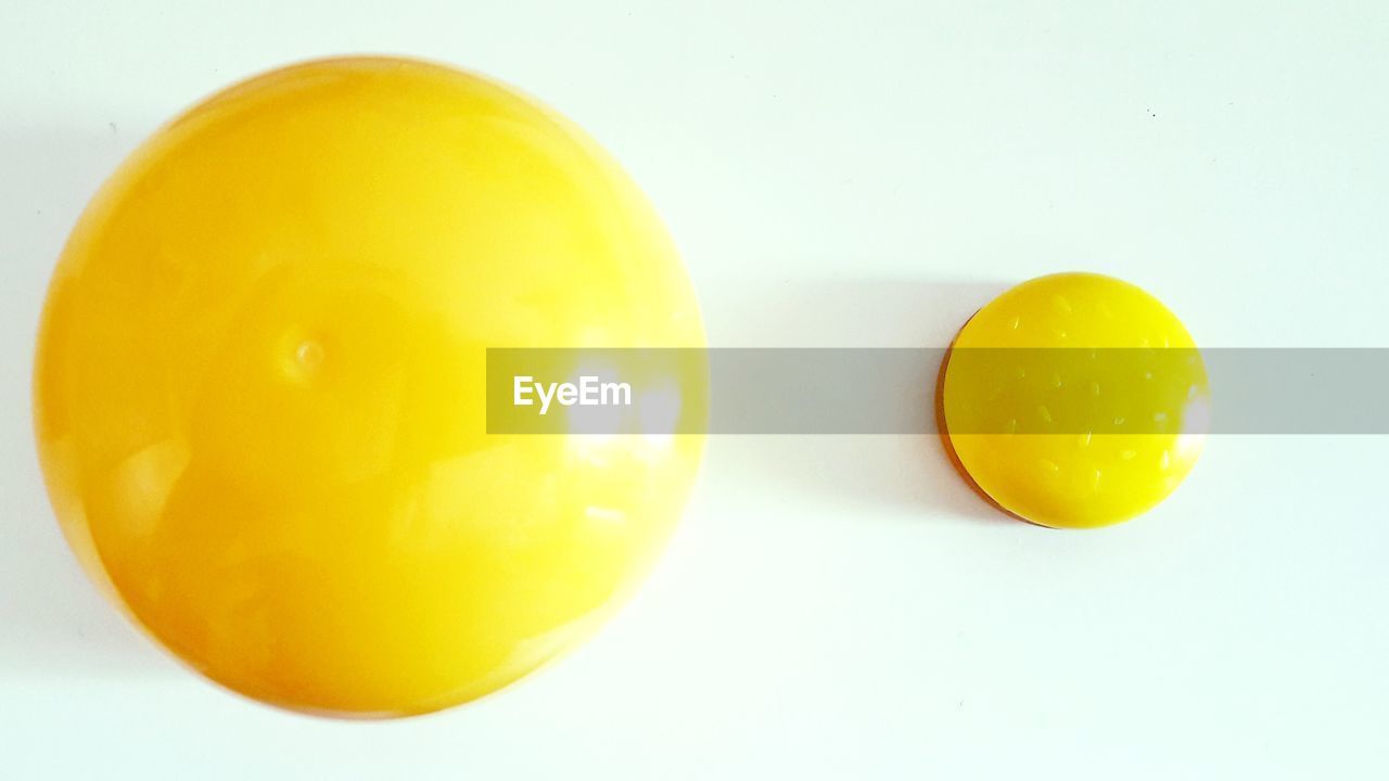 CLOSE-UP OF YELLOW BALL WITH BALLS
