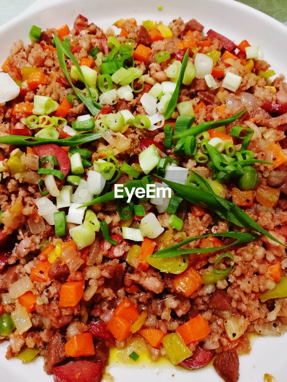 CLOSE-UP OF CHOPPED SALAD IN PLATE