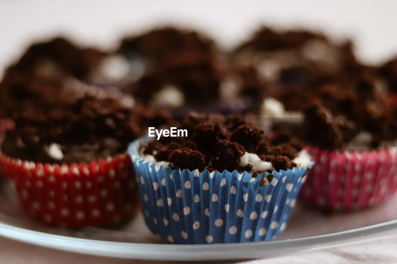 CLOSE-UP OF CUPCAKES IN PLATE