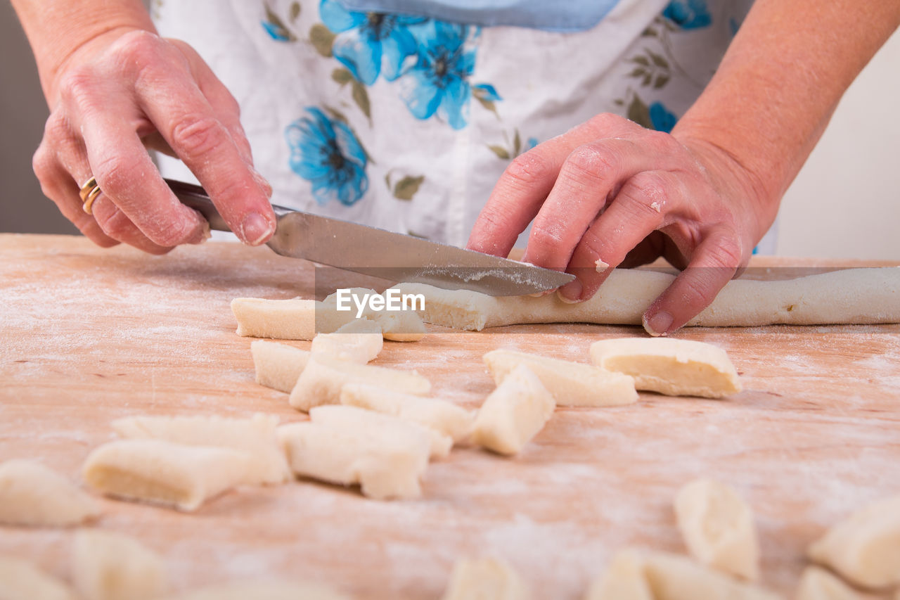 MIDSECTION OF PERSON PREPARING FOOD