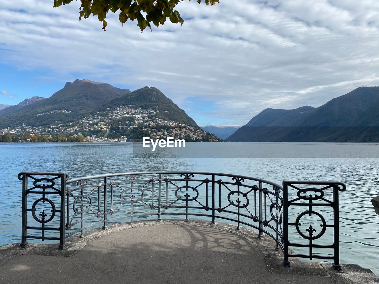 SCENIC VIEW OF SEA BY MOUNTAIN AGAINST SKY