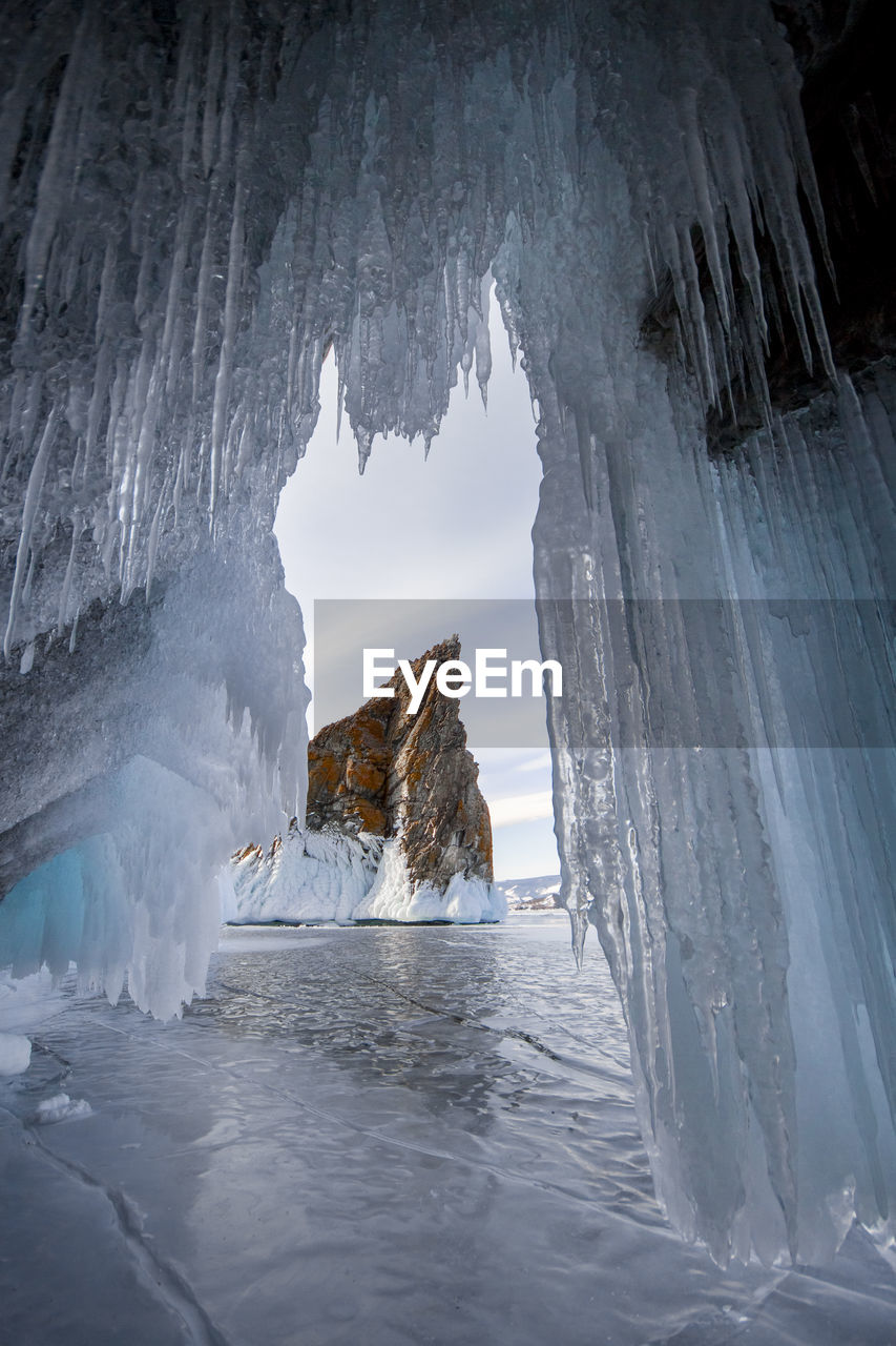 SCENIC VIEW OF FROZEN SEA AGAINST ROCK