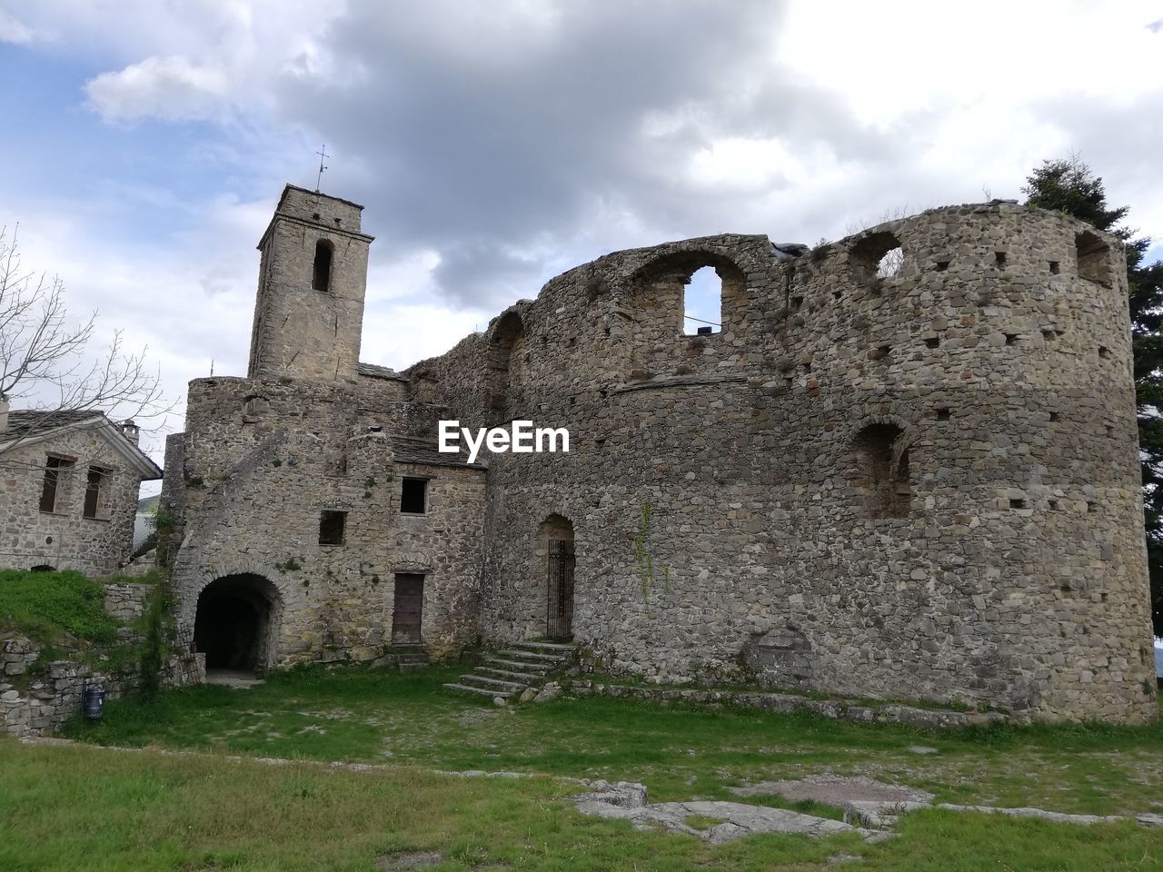 LOW ANGLE VIEW OF OLD BUILDING