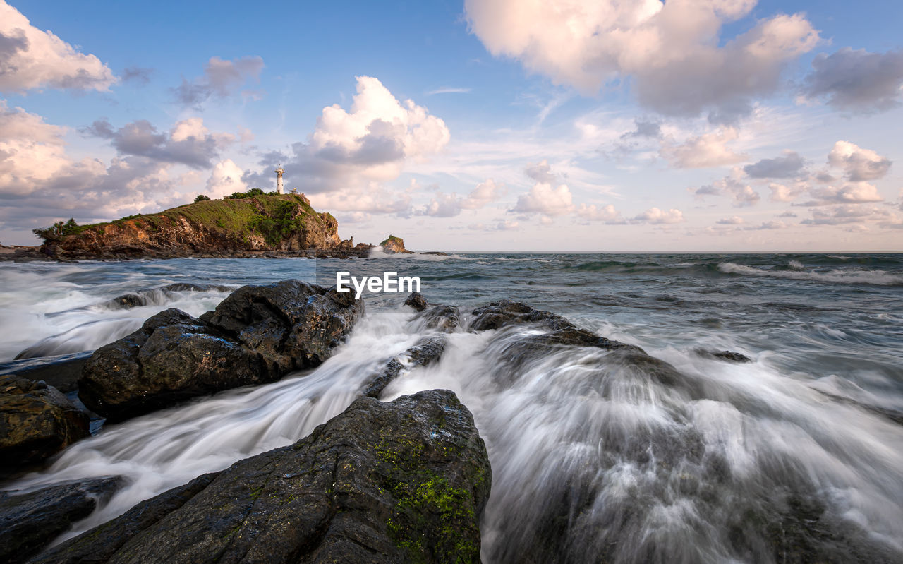 SCENIC VIEW OF SEA AGAINST ROCKS
