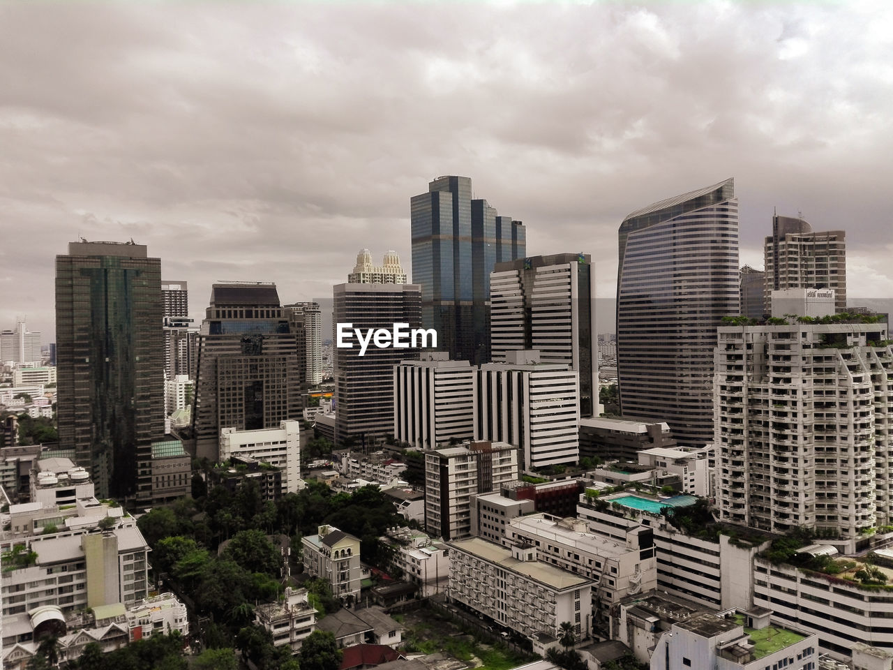 HIGH ANGLE VIEW OF BUILDINGS AGAINST SKY