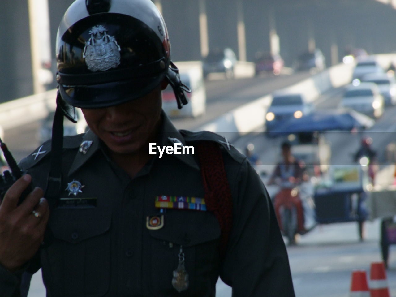 CLOSE-UP OF SENIOR MAN STANDING IN FRONT OF SHOPPING MALL