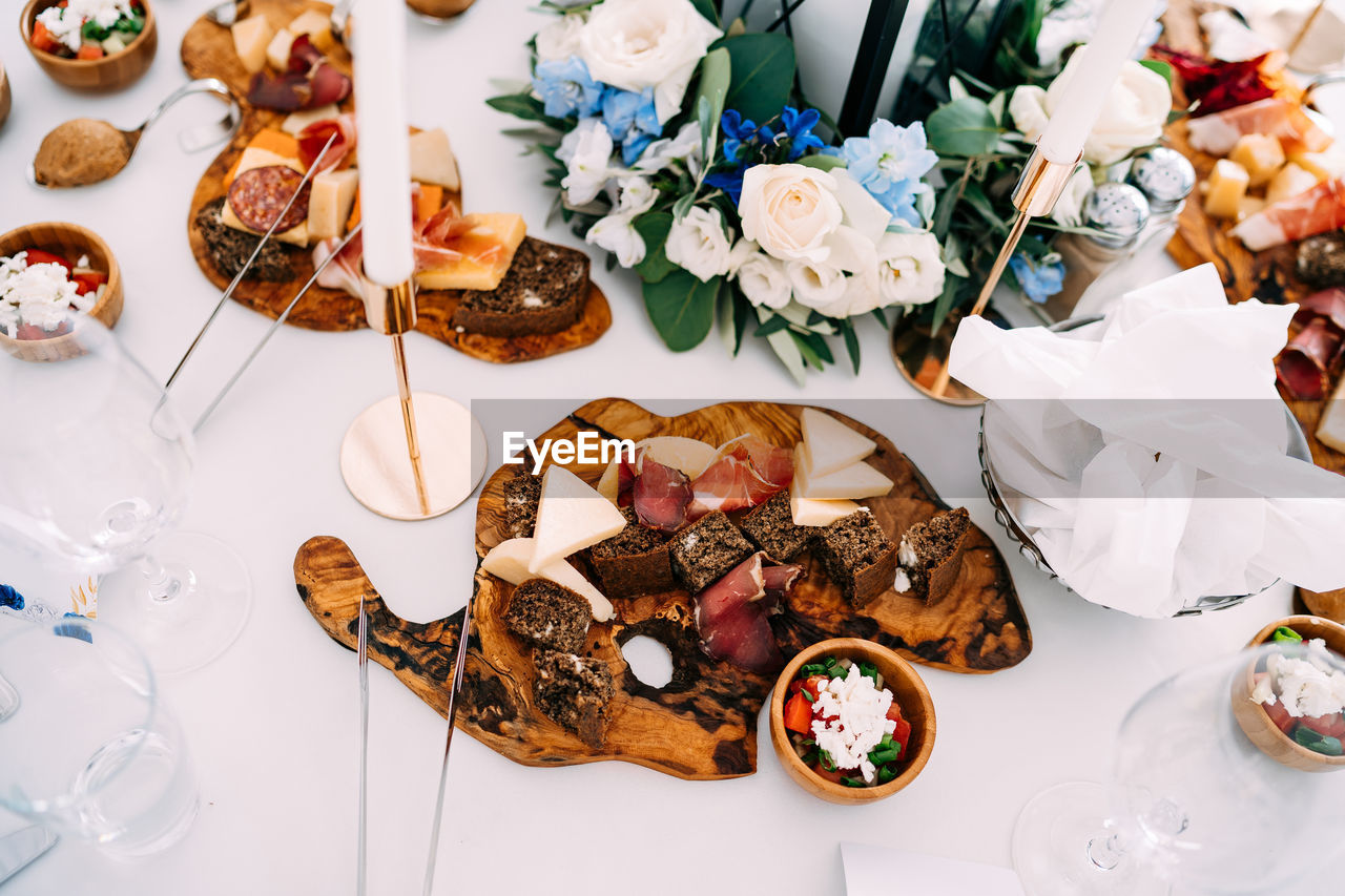 HIGH ANGLE VIEW OF FOOD ON PLATE