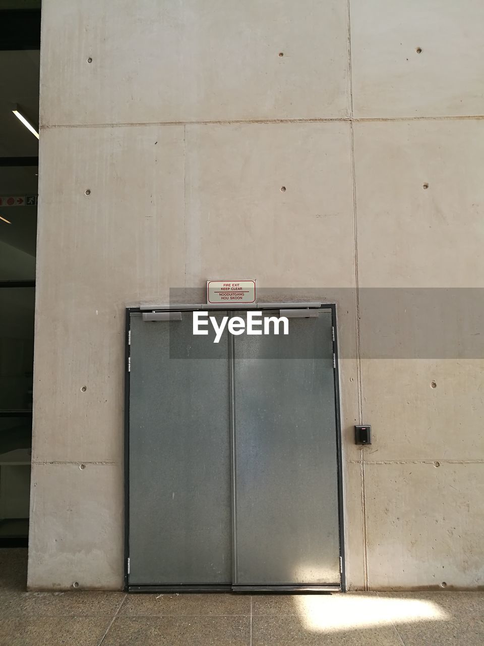 TEXT ON DOOR OF BUILDING WITH OPEN