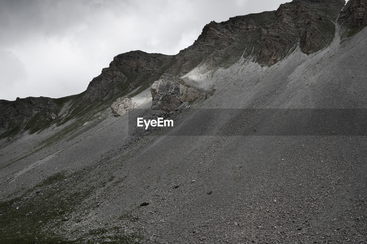 SCENIC VIEW OF ROCKY MOUNTAIN AGAINST SKY