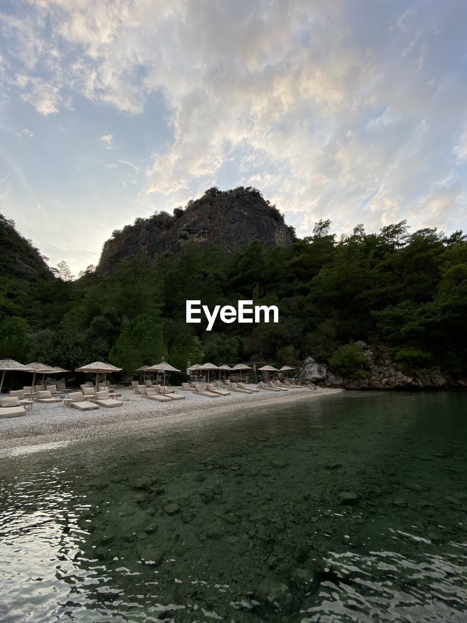 SCENIC VIEW OF RIVER BY MOUNTAINS AGAINST SKY