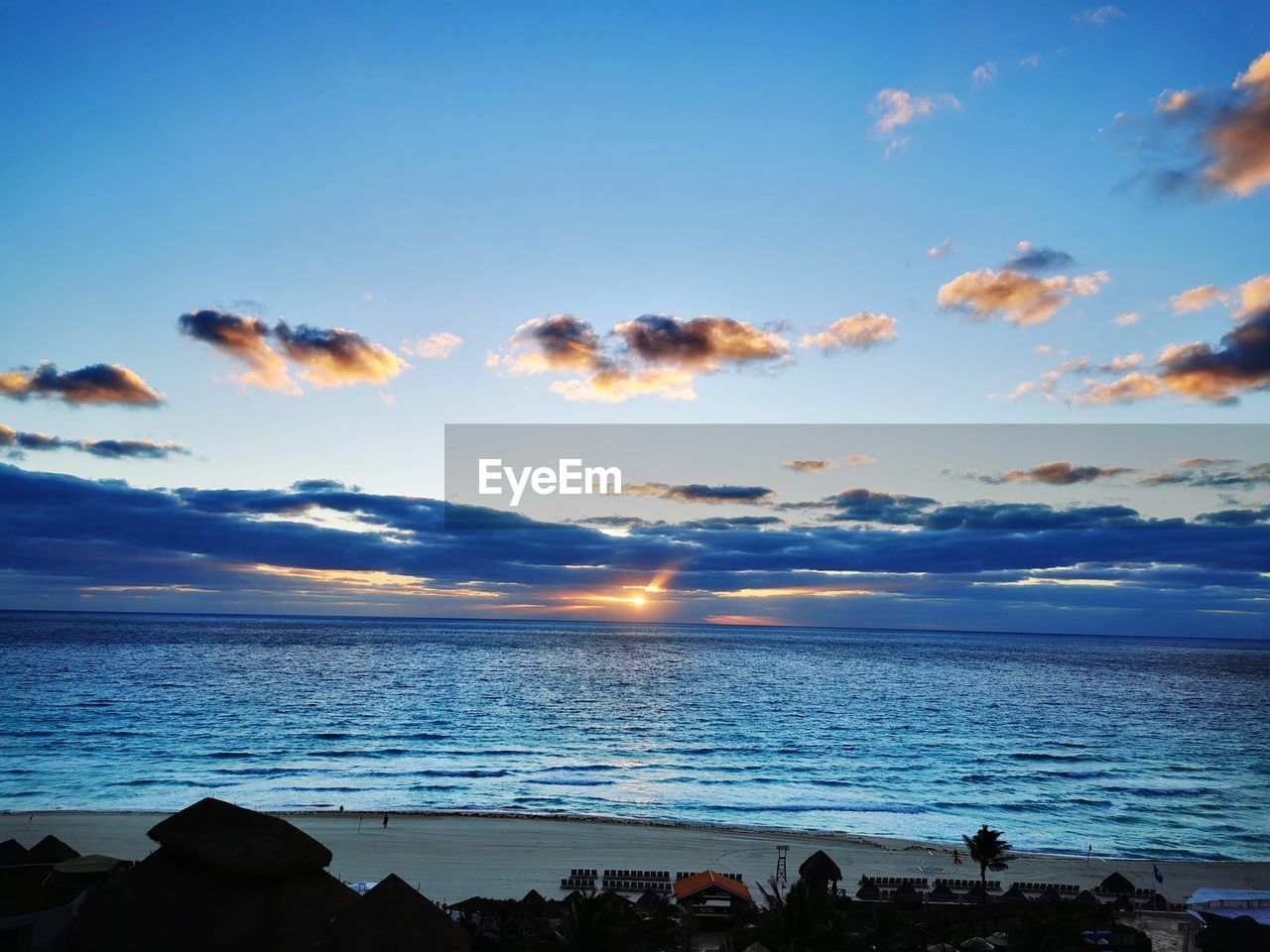 SCENIC VIEW OF SEA AGAINST SUNSET SKY