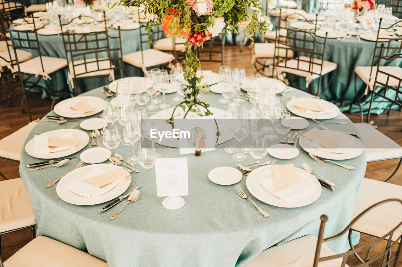 HIGH ANGLE VIEW OF GLASSES ON TABLE