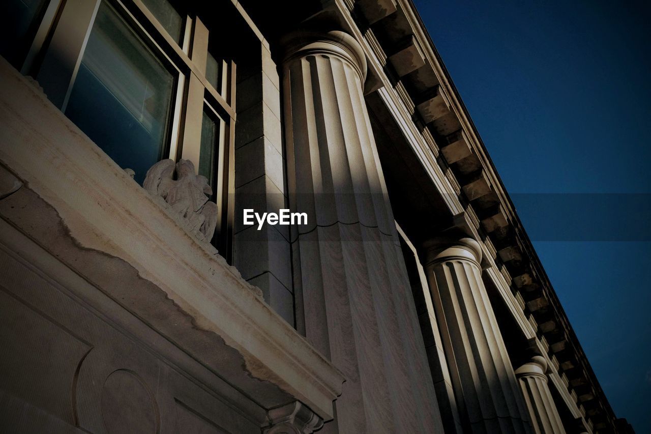 LOW ANGLE VIEW OF BUILDING AGAINST SKY