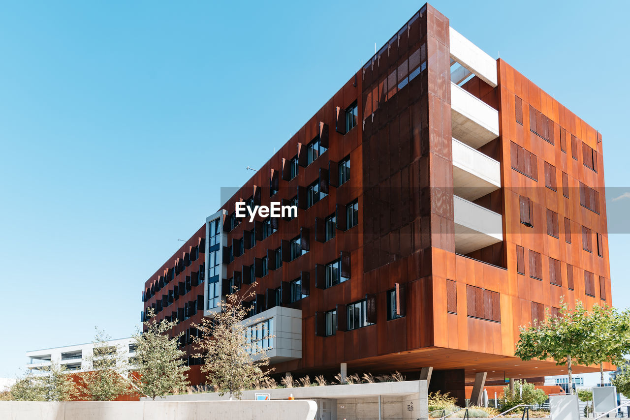 LOW ANGLE VIEW OF APARTMENT BUILDING AGAINST SKY