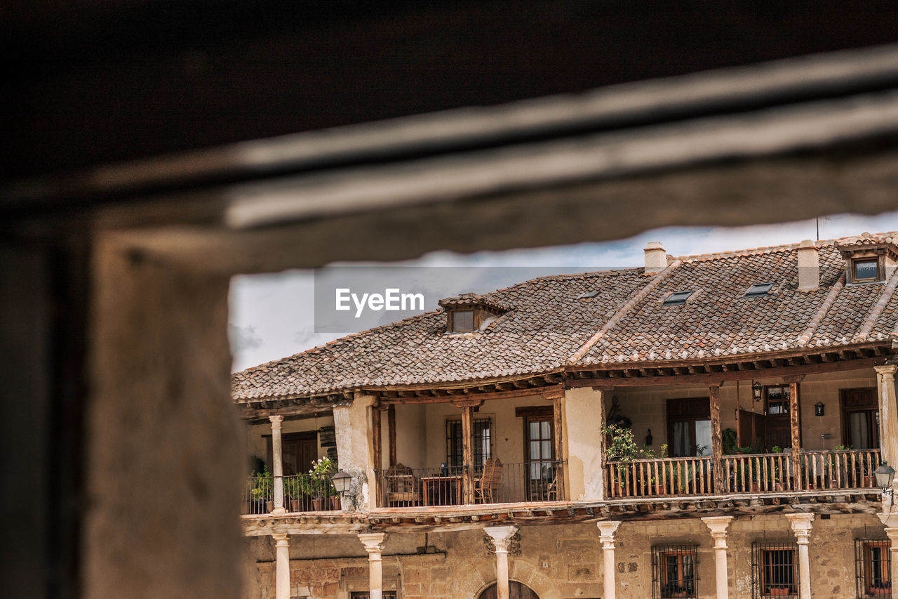 LOW ANGLE VIEW OF OLD HOUSE AGAINST SKY