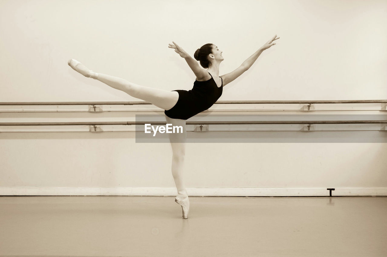 Full length of ballet dancer 